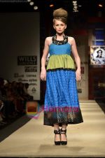 Model walks the ramp for Niki Mahajan show on Wills Lifestyle India Fashion Week 2011-Day 4 in Delhi on 9th April 2011 (143).JPG